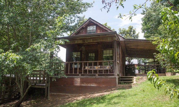 Taylor Cottage | Unique artist cottage on the grounds of the Taylor Inn and Big Truck Theater