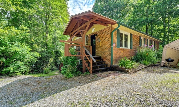 Robbinsville Cabin | Unique & Artsy Cabin w/Mountain Views!