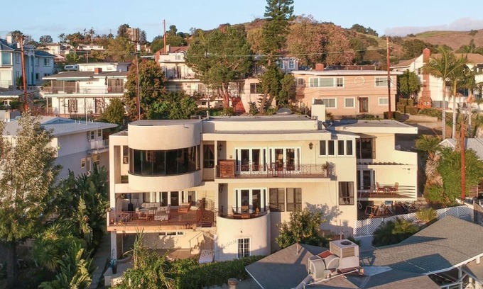 Whittier House | Unique beautiful hilltop home - panoramic views