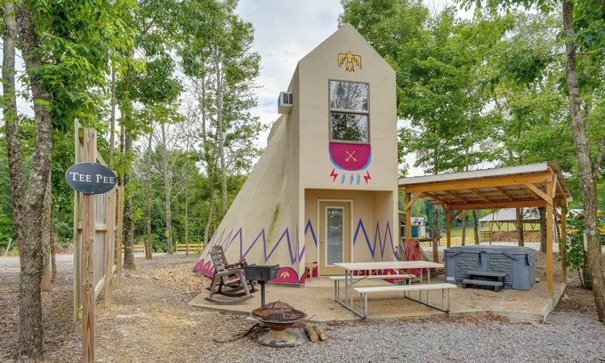 Bryant Cabin | Unique Bryant Vacation Rental w/ Private Hot Tub!