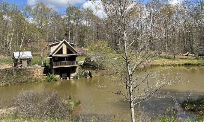 Rutherfordton Cabin | Unique cabin by a Pond