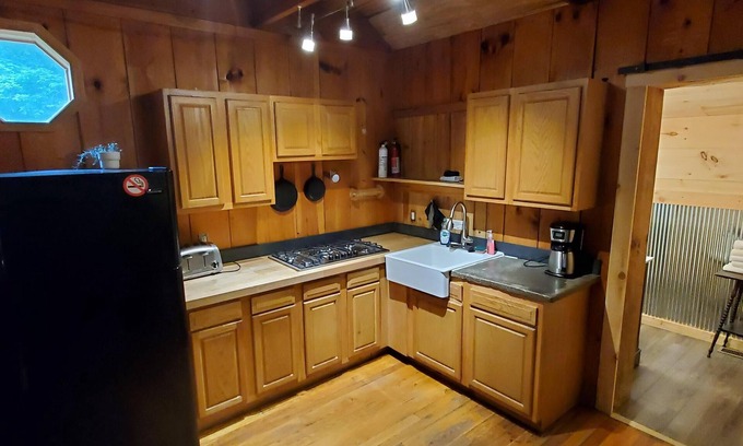 Slade Cabin | Unique Cabin in Natural Bridge State Park! Renovated, New Hot Tub, Wi-Fi