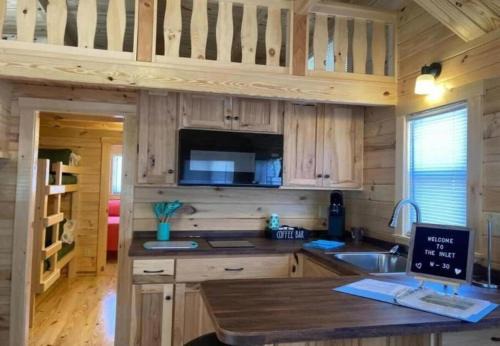 Holly Ridge House | Unique Cabin Near Surf City with Loft and Parking