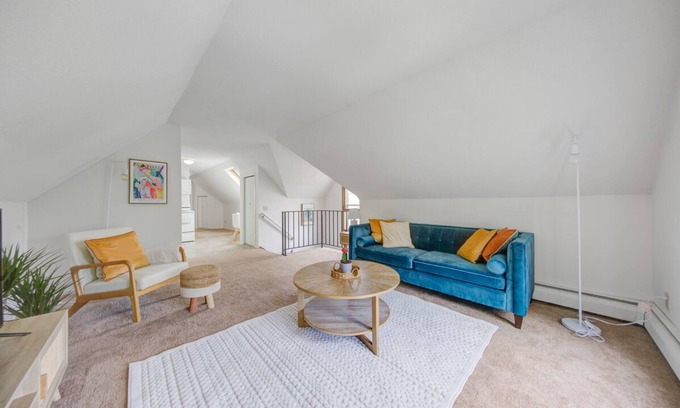 Summit - University Apartment | Unique cheerful unit in Historical St. Paul!