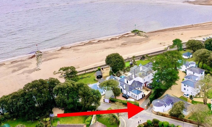 Mudeford House | UNIQUE COASTAL HAVEN: PET FRIENDLY HOUSE STEPS AWAY FROM BEACH -Bournecoast 8486