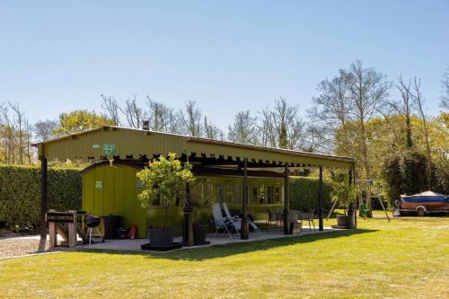 Birdham House | Unique & Comfy Remodelled Railway Carriage