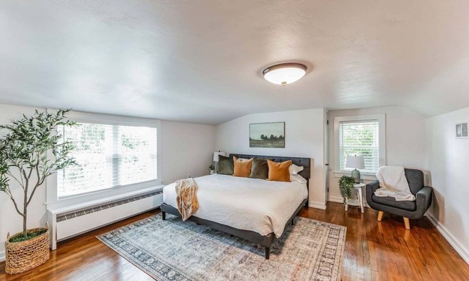 Honey Brook House | Unique Cottage + King Bed + Kids toy room