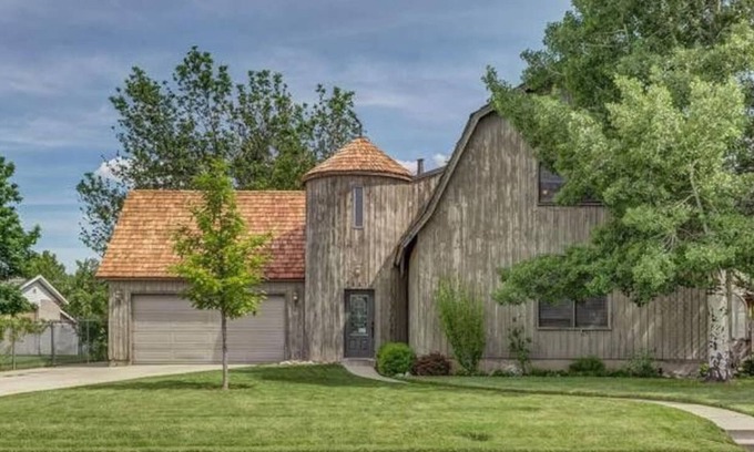 Orchard North House | Unique Getaway | Hot Tub & Waffle Breakfast!