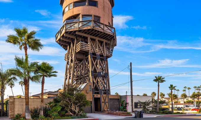 Seal Beach House | Unique luxury beach retreat with 360º views, bar/lounge, deck & balcony