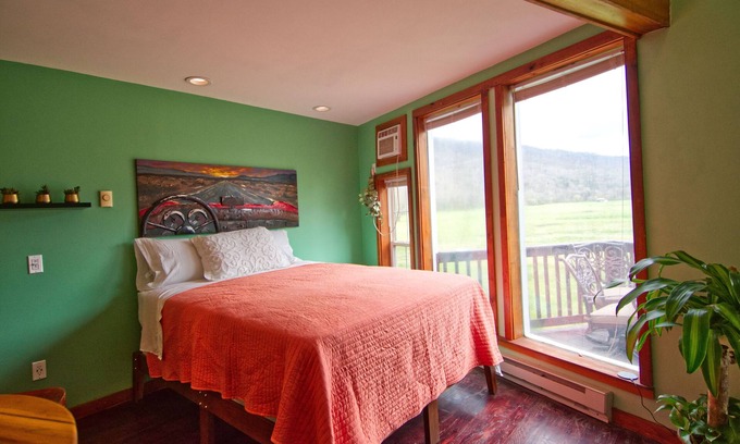 Wildwood House | Unique Outdoorman's Dream! 25 Minutes to Chattanooga! Full Kitchen! Unique Stay