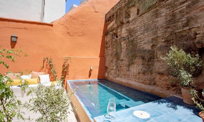 San Bartolome House | Unique Sevillian House with Pool. Casa Tintes