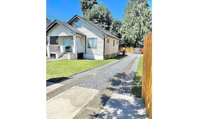 South End House | Unique travelers Stay w/hot tub/fireplace/playground/grill/outdoor dining