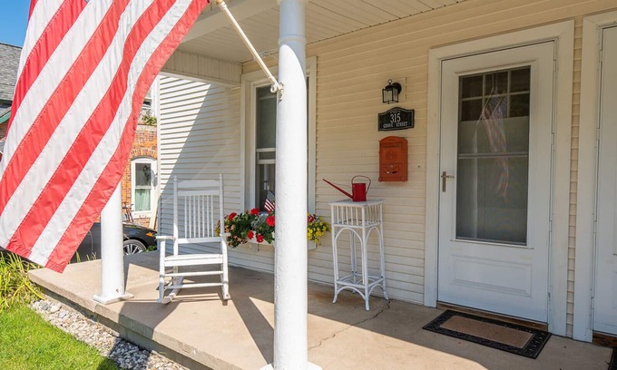Petoskey House | Unit 1: Beautiful townhouse near to Petoskey shopping, restaurants and trails.