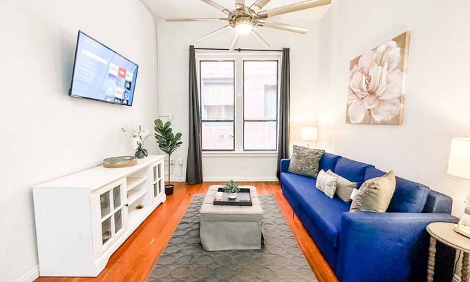Gaslamp Quarter Hotel | UNIT #303 2-bedroom/1-bath 700 sq. ft suite with Parking & 5 Beds including a full kitchen - Washer/Dryer