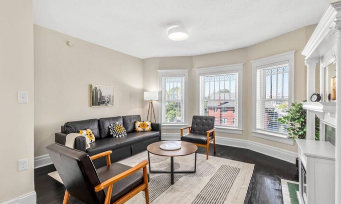 Brush Park Apartment | Unit 5 · Historic Brush Park 1 BDRM Apt w Workstation