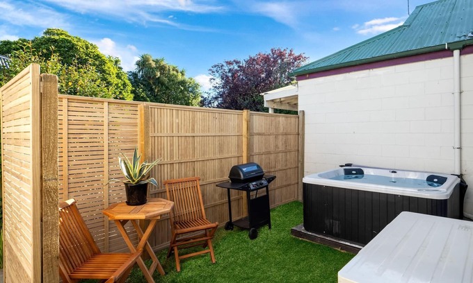 Sydenham House | Unit with Spa Bath Close to City