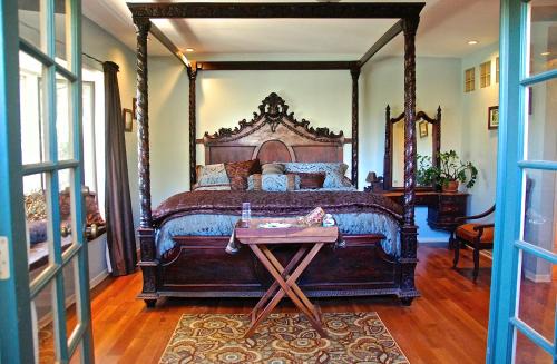 Los Angeles House | Universal Studios-Hollywood Hills guest suite with King bed