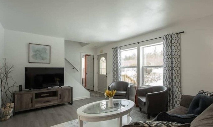 Leeds House | Unlimited Privacy on 40 Acres - Newly Renovated Home