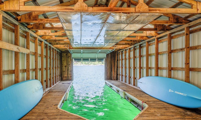 Bayview House | Unplug and reconnect with nature - book your stay and wake up to the lake's magic!