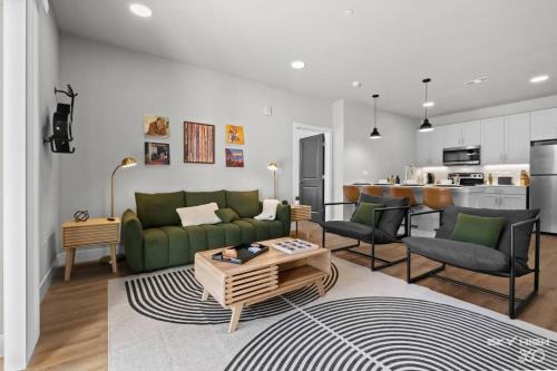 Rogers Apartment | Unplugged Luxapt Near Uark, Amp, King Beds, Pool