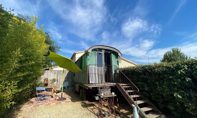 Saint-Just-et-Vacquieres House | Unusual accommodation in a cosy and comfortable authentic caravan