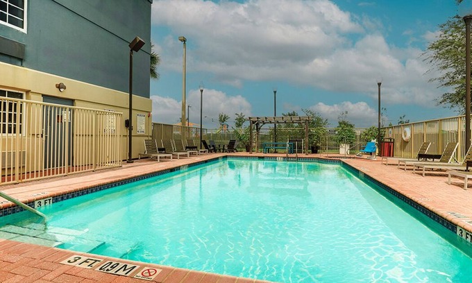 Doral Hotel | Unveil the Hidden Gem of Doral! 2 Spacious Units, Kitchen, Pool, Free Parking!