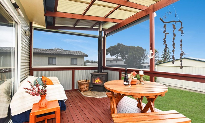 Middleton House | Unwind Accommodation | 2BR Beach Cottage, Pet Friendly, Walk to Surf