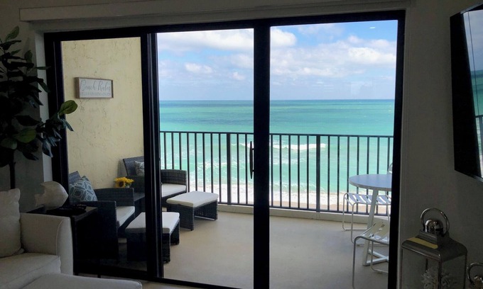Hutchinson Island South Condo | Unwind at this Oceanfront full of amenities!