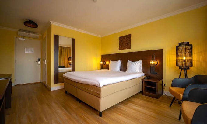 Vlissingen Hotel | Unwind by the Sea! Free Breakfast, Balcony, Steps to Beach!