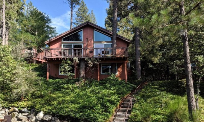 Bass Lake Hotel | Unwind in a Lakeview Haven Near Yosemite with Access to Outdoor Activities