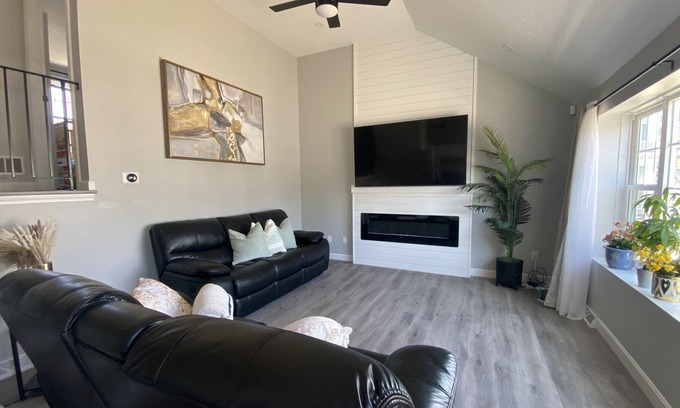 Brockton House | Unwind in our Cozy Brockton Oasis