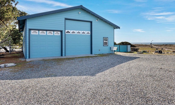 Oak Harbor Apartment | Unwind in Paradise: Stay in a Beautiful Waterfront Property in Oak Harbor, WA