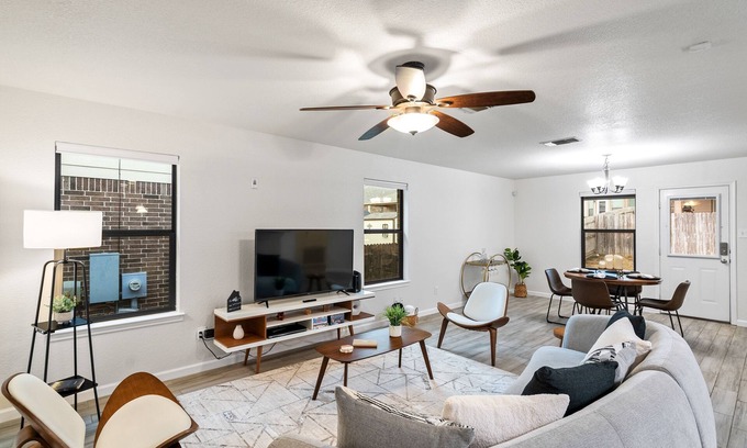 San Antonio House | Unwind in Style and Comfort by RedAwning