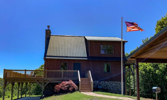 West Jefferson Cabin | Unwind in Style - Fire Pit, Fireplace & Mtn Views This Fall @ Over The River