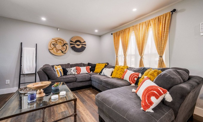 Medical Center District House | Unwind & Recharge in Style! Honey Bee Cottage is a Perfect Medical Ctr. Retreat!