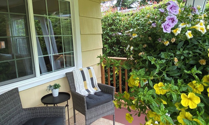 Amazon House | UO 8 blocks, Visit your Duck for Thanksgiving Weekend, Full Kitchen, Comfy Beds