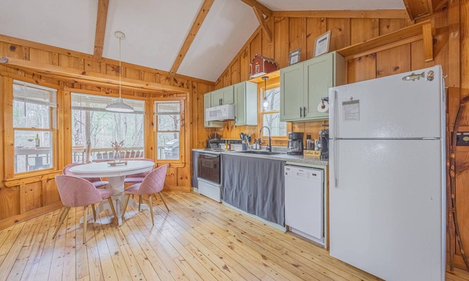 Dahlonega Cabin | Up Country - Creekside - Hot Tub - Close to Wineries & Town