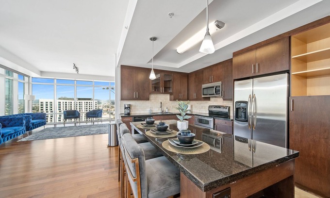 Commerce Apartment | Up scale Home downtown LA with Staplescenter views