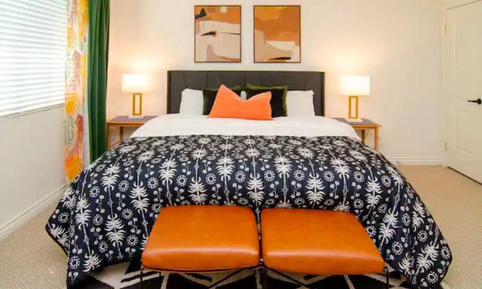 Ontario House | Up to 20% off weekly stay 3BR 2.5 miles to airport