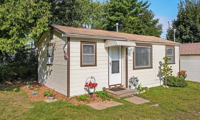 Houghton Lake Cottage | Updated 1-bedroom cottage with WiFi in Houghton Lake by the Lake and Golf Course
