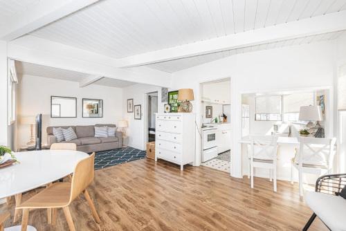 Balboa Island House | Updated 1Br Bayfront Cottage W Deck In Quiet Balboa Island By Beachview Rentals