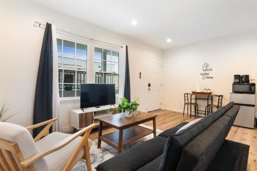 Beverly Hills Apartment | Updated 2nd-Floor Studio Near Beverly Hills & Pico Blvd Dining