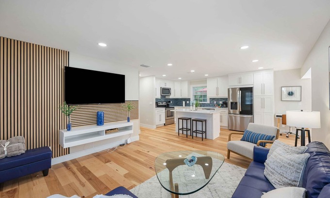 Arlington Park House | Updated and upgraded. Close to Beaches, Downtown, Hospital.