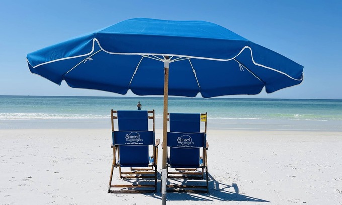Destin House | 🏝️Updated Beach Townhome ~ Steps to the beach & pool with "Free Beach Service"🏖️