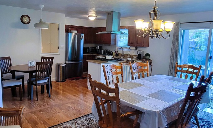 South Bend House | Updated clean 5br house, 2(1/2) bath close to Notre Dame.