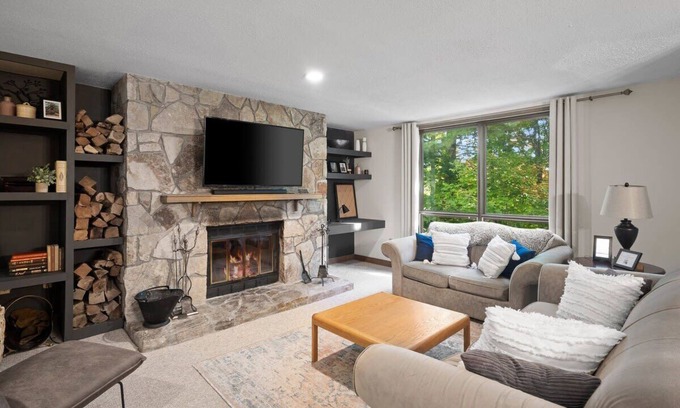 West Dover Condo | Updated Condo at Base of Mt Snow w Fireplace