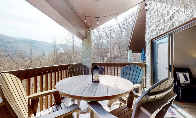 Chalet Village Condo | Updated condo w/arcade games, seasonal community pool, & free attraction tickets