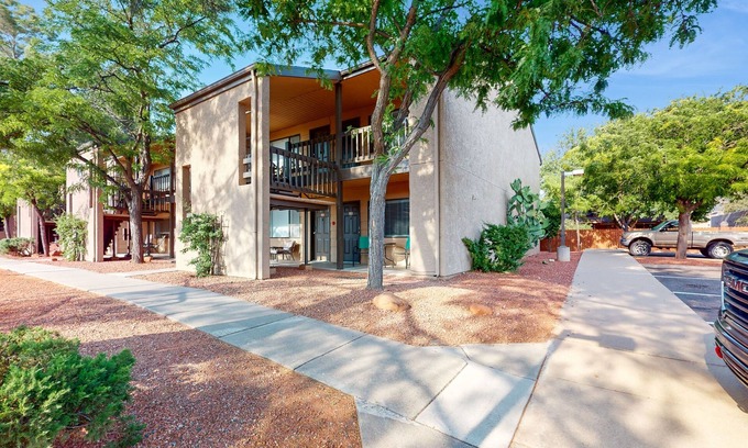 Oak Creek Condo | Updated condo with pool, shared laundry facilities, bbq grill