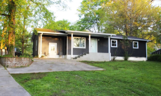 Cadiz House | Updated cottage across from Lake Barkley, awesome patio, pets welcome!