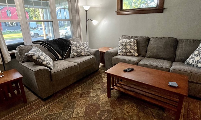 North Tonawanda House | Updated historic home. Quiet Neighborhood, 20 Mins to Niagara Falls and Buffalo.